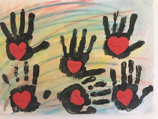 VÝTVARNÁ DÍLNIČKA🎨 – malování triček – za podpory z projektu prodejny TESCO